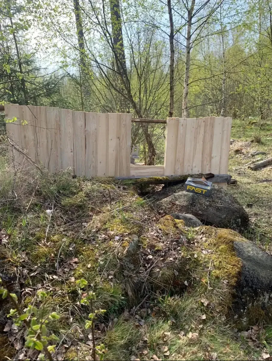 Färdigt markörskydd av plank med öppning