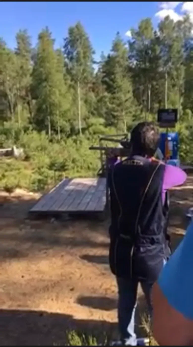 Skytt som ligger an mot ett mål på en skjutstation
